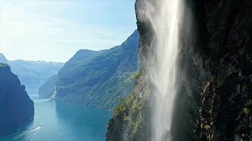 De berg die in een schilderachtige Noorse fjord zou kunnen vallen