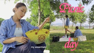 WHAT&#39;S IN MY BAG! 저의 가방 속 필수템을 소개합니다 (피크닉ver...🧚🏼‍♀️) | kinda cool