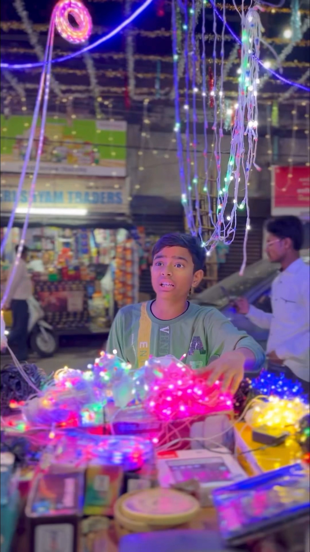आओ इस दिवाली मिलकर ख़ुशिया बाटतेहै ? #foryou #diwali #happydiwali #humanity #diwalishorts #lights