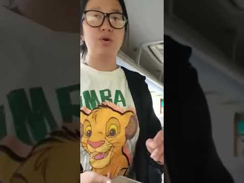 7月8日云南，大巴车上导游想给游客灌输如何购物