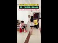 女孩父母离异 从小是姑姑带大 如今被求婚时回头看向姑姑 得到姑姑点头同意才接过花 女孩父母离异 从小是姑姑带大 如今被求婚时回头看向姑姑 得到姑姑点头同意才接过花