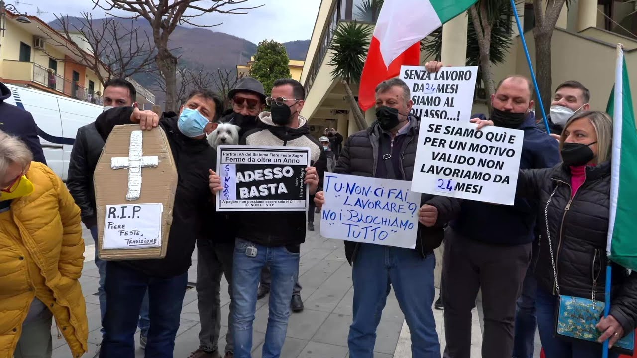 La protesta dei fieristi campani: la sindaca Sant'Antonio Abate dialoga con i manifestanti