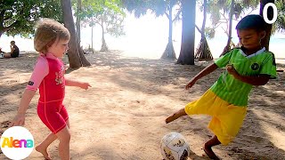 Алена играет в футбол и в игрушки с куклой на пляже в Таиланде