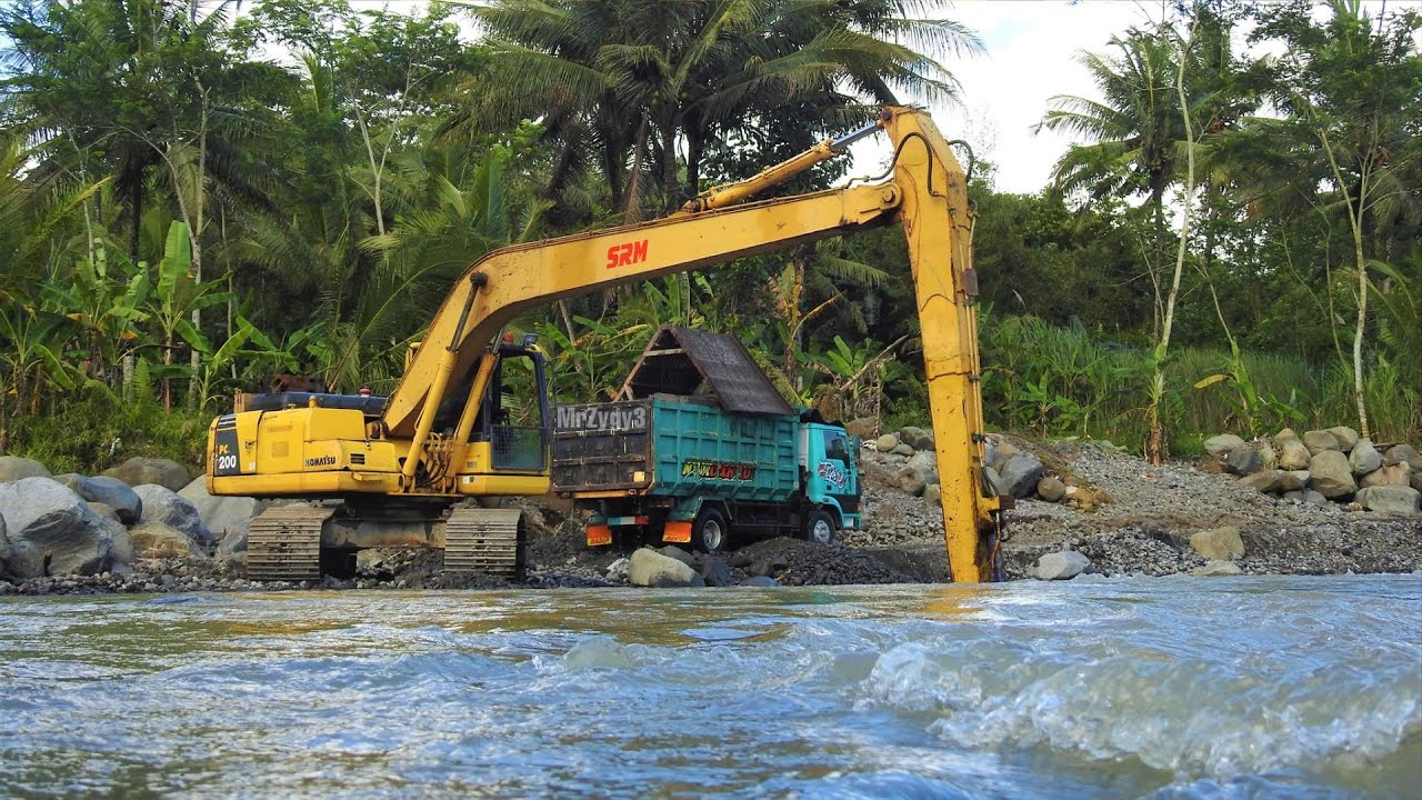 Komatsu PC200 Long Reach Excavator Digging Screening Sand On The River ...