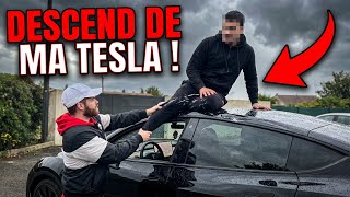 IL MONTE SUR LE TOIT DE MA TESLA ET REFUSE DE DESCENDRE ! ( CAM OFF ) 
