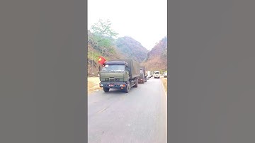 Đoàn xe nối dài bất tận tại chân đèo Pha Đin lên Điện Biên