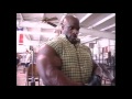 Ronnie Coleman putting his gloves on