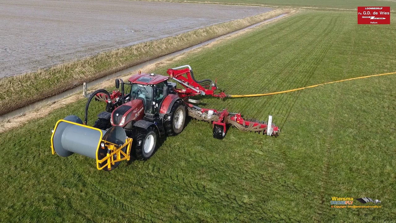 Sleepslang bemesting met nieuwe NEW HOLLAND door Loonbedrijf G D de Vries