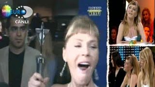 Tuğba Ekinci, Kral TV Ödülünü Yıldız Kaplan'a kaptırınca sahneyi tüfekle basmıştı (2006) Resimi