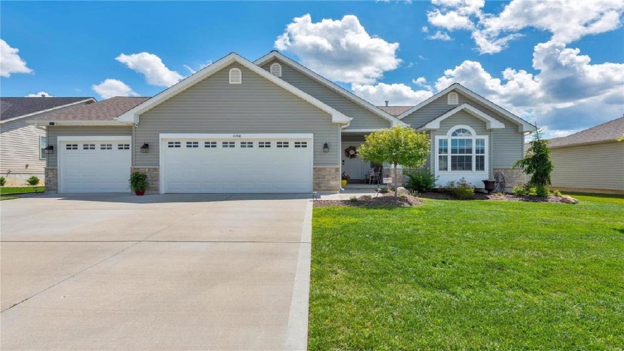 694 Lost Canyon, Wentzville, MO Presented by Molly Harris-Barkley.