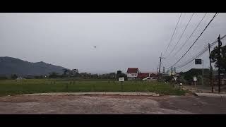 Suasana sore di waterpark di desa nunggulan latarbelakang gunung klotok 