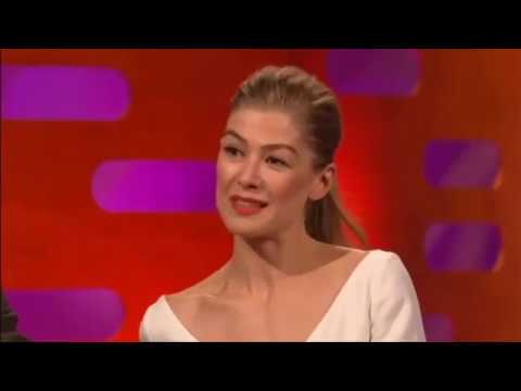 Video: L'attrice Inglese Rosamund Pike Aspetta Il Suo Secondo Figlio