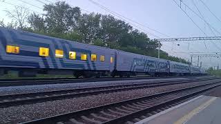 Приветливый эп1м с пассажирским поездом Москва Евпатория