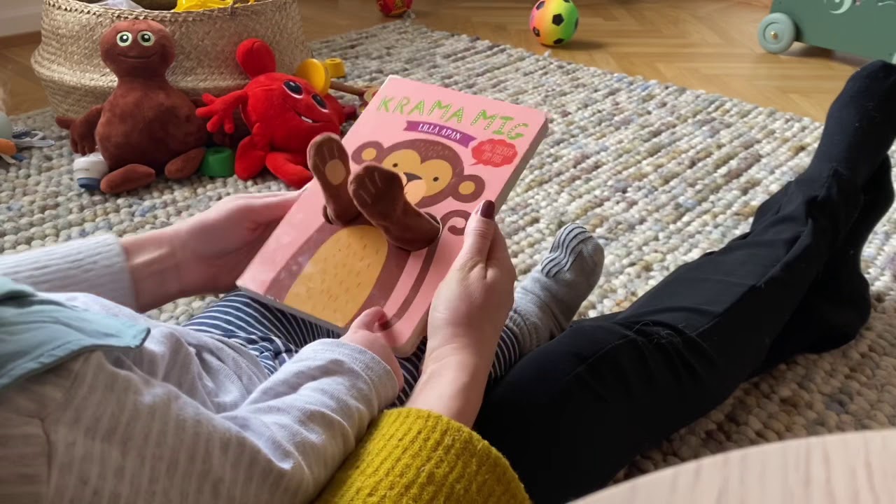 Läser barnbok med barn & babblarna