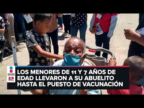 Niños usan carriola para llevar a su abuelito a vacunar