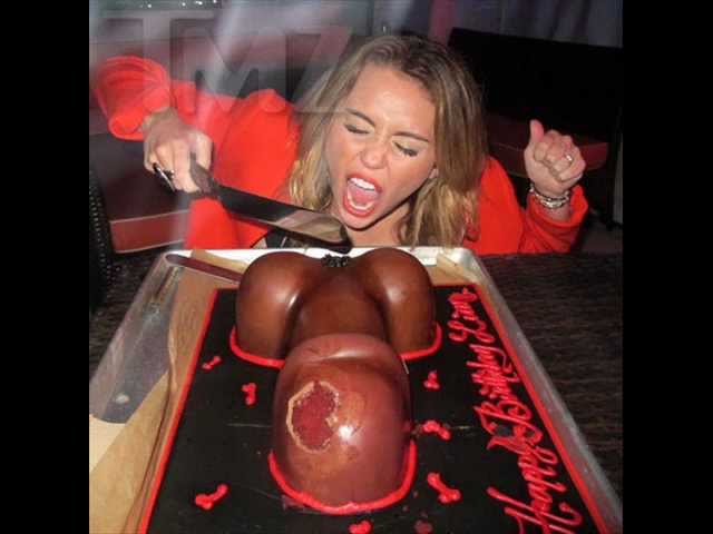 Mosolygó pénisszel sokkol Miley Cyrus - fotó