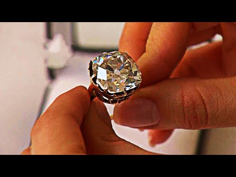 Woman Wears 13 Ring For 30 Years, Looks Again And Realizes Shes A Millionaire