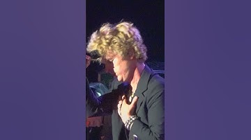 Thumbnail of 😢 Billie Joe Armstrong gets so emotional he can't sing all of Jesus Of Suburbia