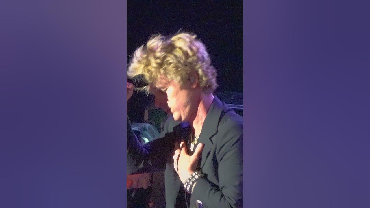 😢 Billie Joe Armstrong gets so emotional he can't sing all of Jesus Of Suburbia