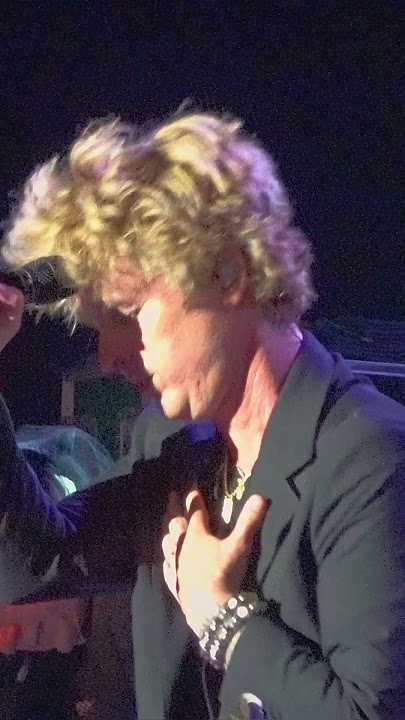 😢 Billie Joe Armstrong gets so emotional he can't sing all of Jesus Of Suburbia