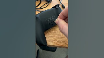 Wat is het kleine gaatje aan de achterkant van de Dualsense Controller?