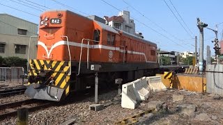 7201次貨物列車通過斗六市鎮北路平交道