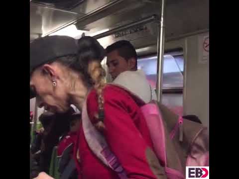 Madre soltera gana dinero barriendo el Metro