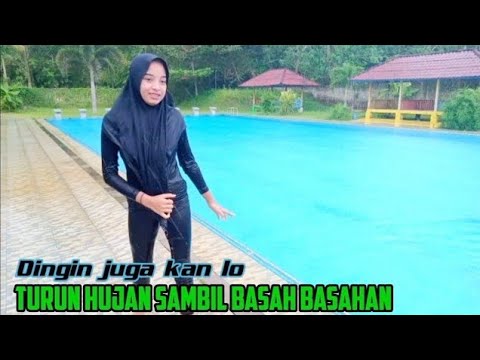 Gadis berjilbab basah basahan