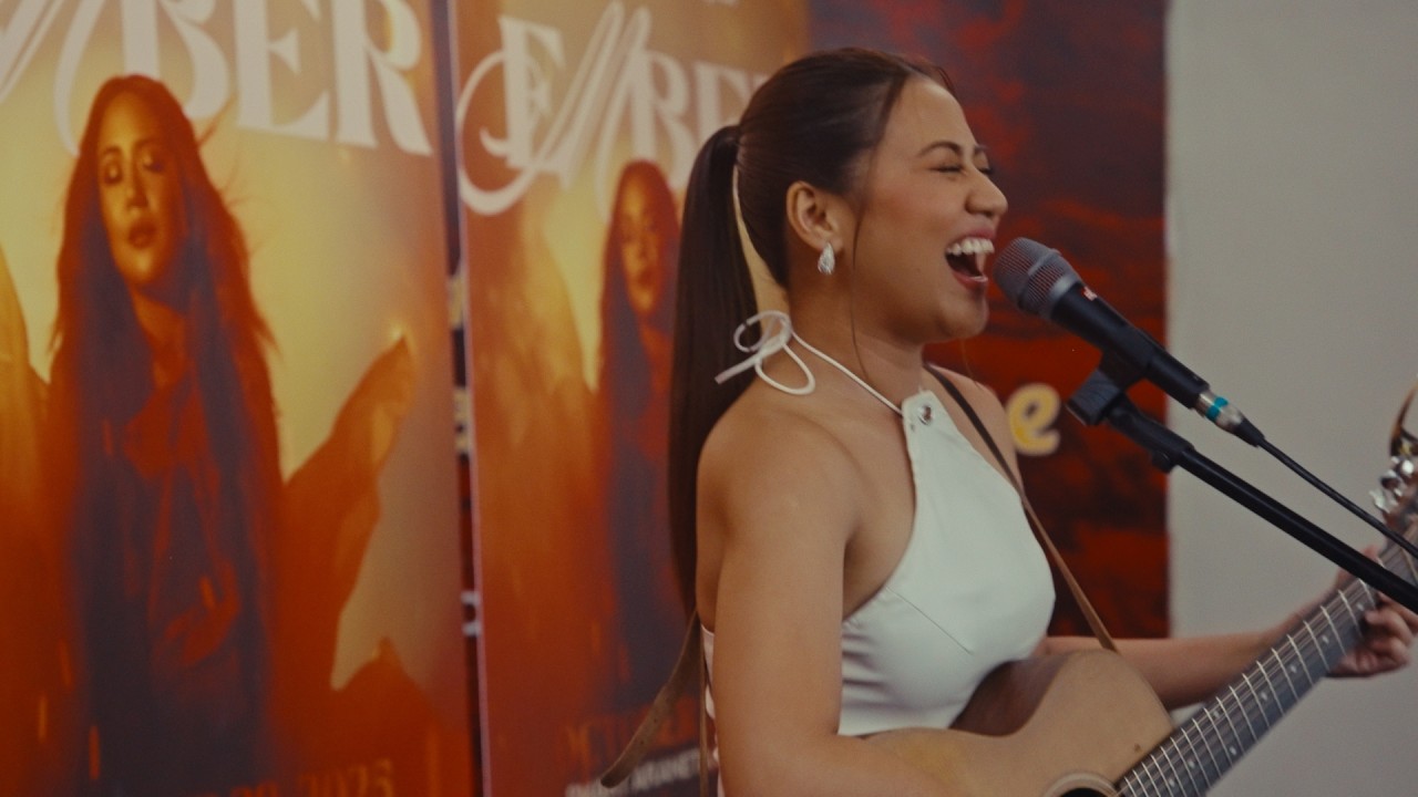 Morissette busking at the Araneta ticketbooth (Halik)