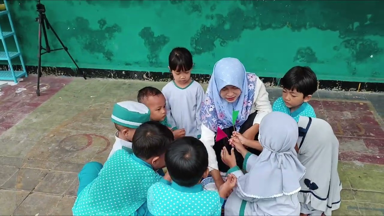 MEMBUAT PERAHU DARI PELEPAH PISANG