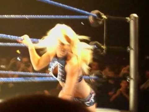 Entrées des divas Maryse, Natalya, Michelle McCool et Maria au house-show W...