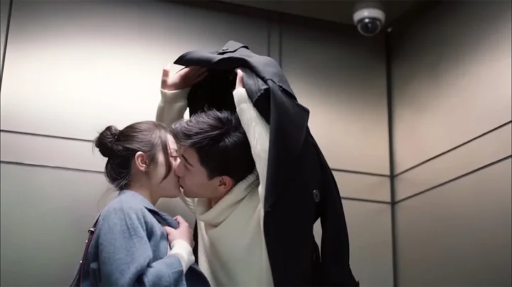 💍迪丽热巴在电梯里挑逗邓伦，邓伦忍不住用衣服遮住摄像头吻上迪丽热巴的唇！【一千零一夜 Sweet Dreams】#迪丽热巴 #邓伦 - 天天要闻