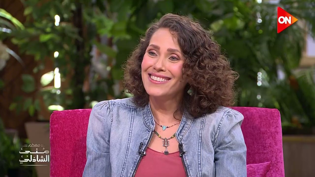 لحظة دخول مشيرة على الحجار - و مشيرة اسماعيل والدتها في استقبالها