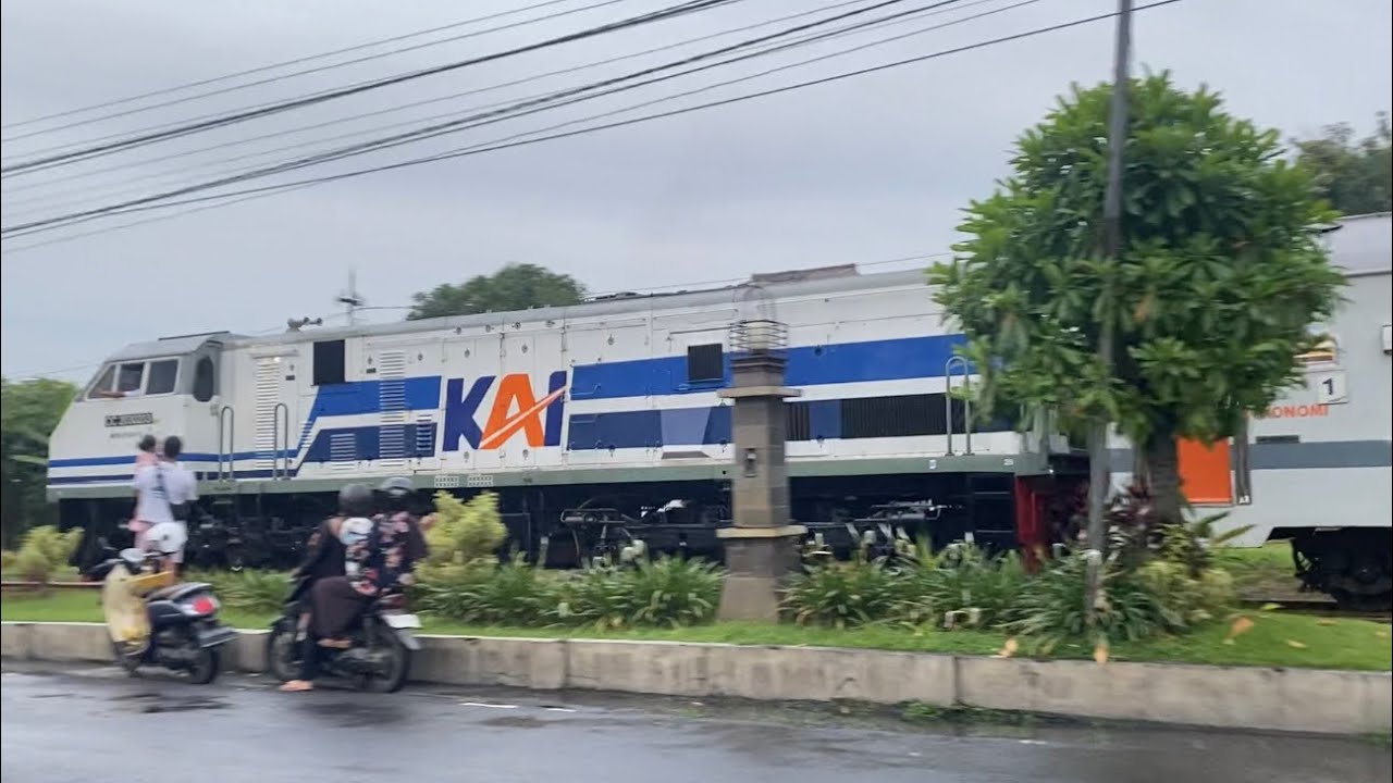 Ngabuburit hunting kereta ketemu lokomotif cc 203 putih biru