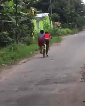 Video lucu | Duo bocil naik sepeda berdua  😂