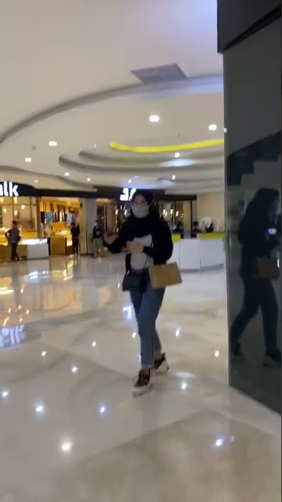 Story wa Mentahan halu Jalan bareng cewe cantik di mall, buat prank temen, manasin mantan.