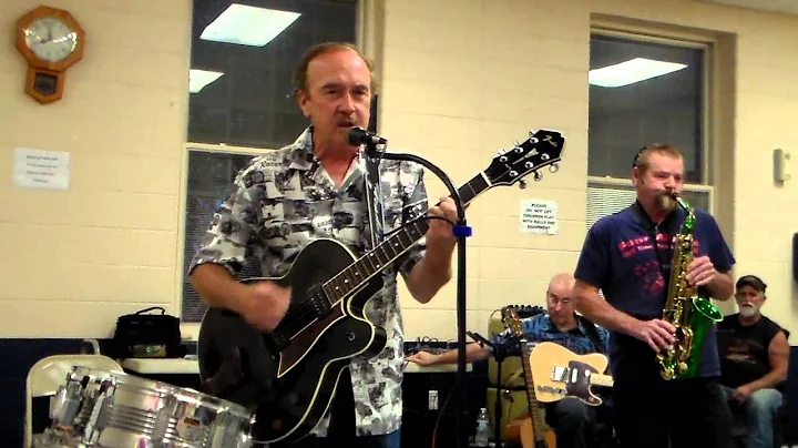 Danny Robinson sings "Pretty Woman"