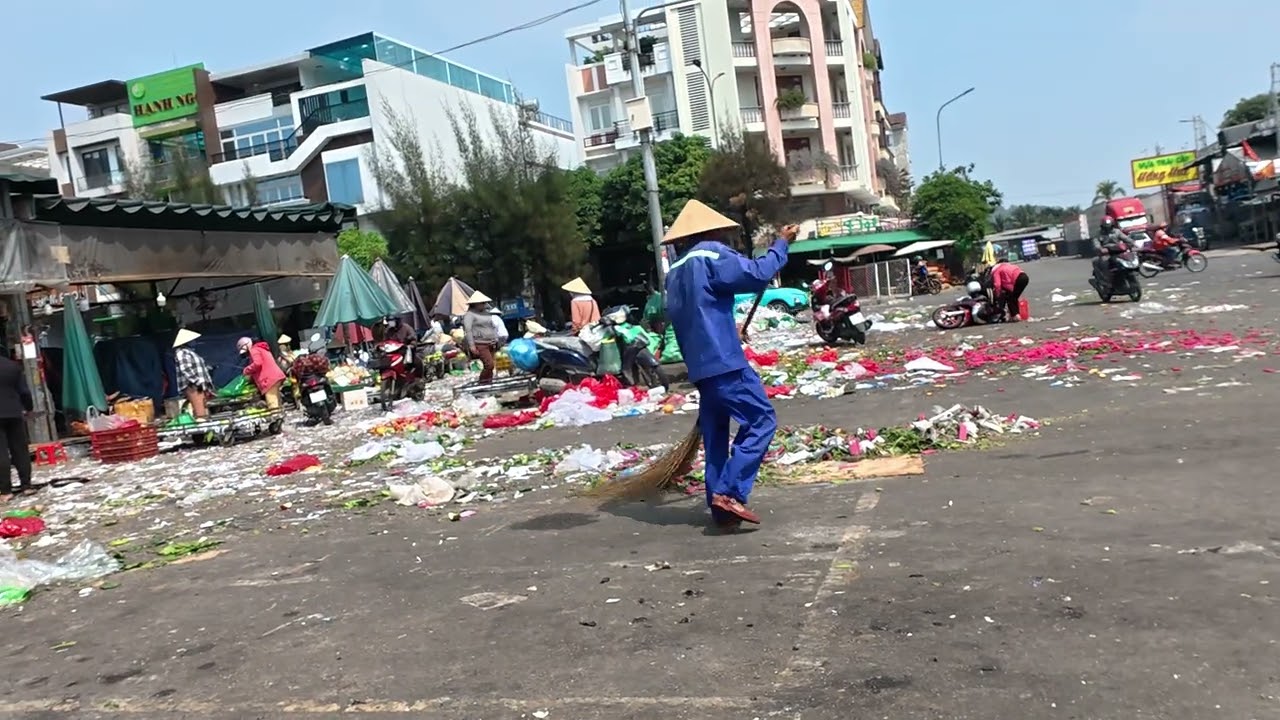 Cleaning up trash at Thủ Đức Market, there is too much waste on the street #traditionalmarket