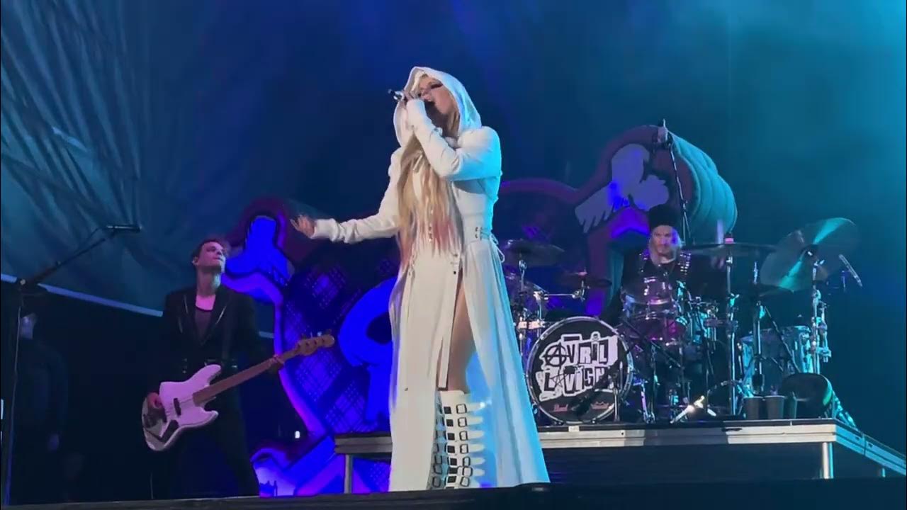 Avril Lavigne I’m With You (live at Cardiff Castle, Cardiff 02.07.