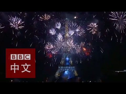 巴黎铁塔烟火贺法国国庆