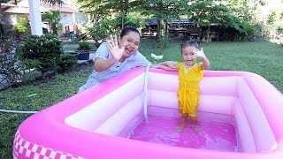 Download Lagu Unboxing Kolam Renang Anak Balita Lucu Warna Pink - Kids Playing Swimming Pool MP3 Download Lagu Unboxing Kolam Renang Anak Balita Lucu Warna Pink - Kids Playing Swimming Pool MP3