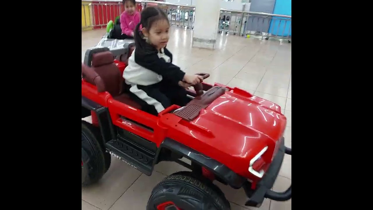 Kem và Mit đi ôtô