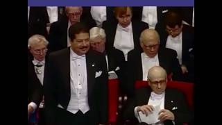 لحظة تسلم أحمد زويل جائزة نوبل عام 1999
