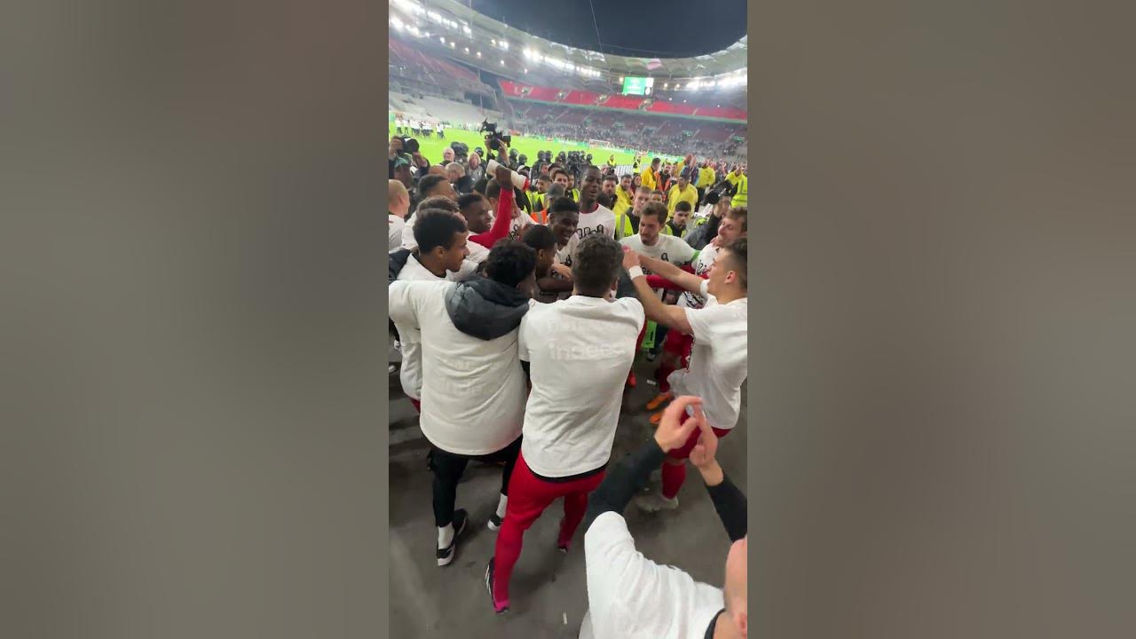 Das ganze Team singt den Kolo Muani-Song ? - YouTube