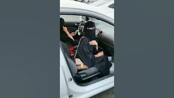 تبي تركب قدام بنات السعوديه زعلت منها عشان اخذت مكانها 
