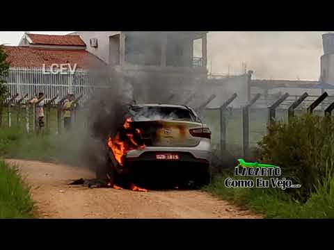 Veículo táxi pega fogo e fica completamente destruído em Lagarto.