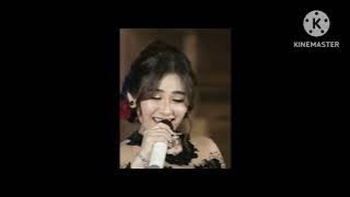 Sinden tionghoa membawakan tembang jawa