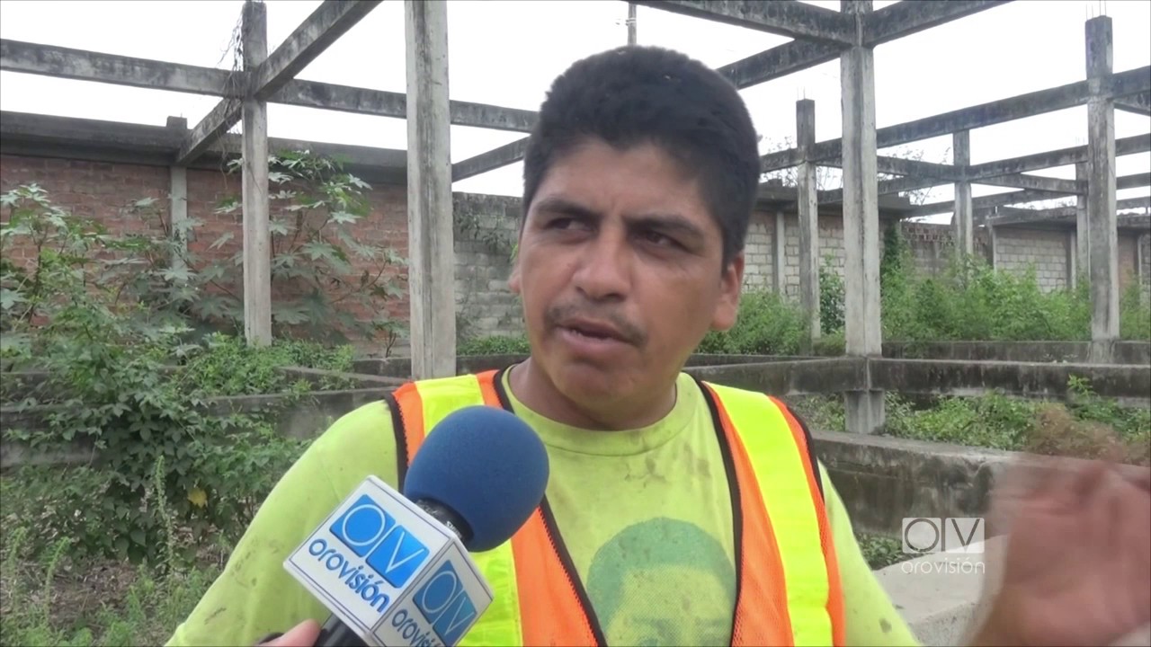 Hombres con machete y garabato, se cumple la limpieza del canal el macho YouTube