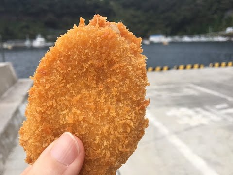 波浮の港で海を見ながら食べて欲しい「鵜飼商店のコロッケ♪」