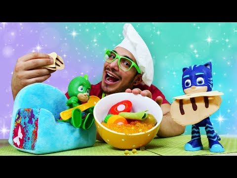 Recetas para niños. Sopa de pollo para Gekko. Videos de juguetes de PJ Masks .